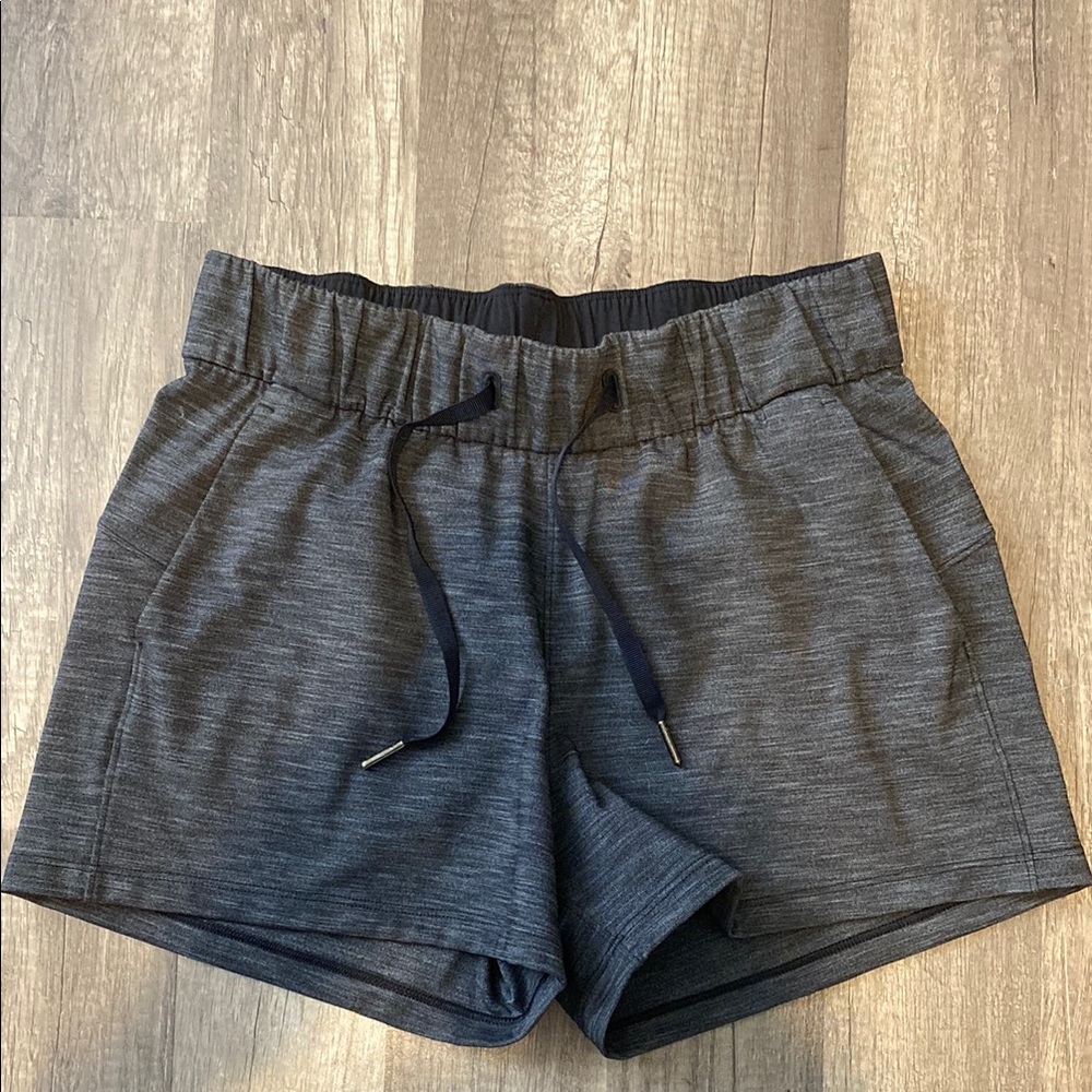 Lululemon On The Fly Short (3")
Bit Point Ice Grey Black